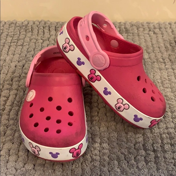 light red crocs